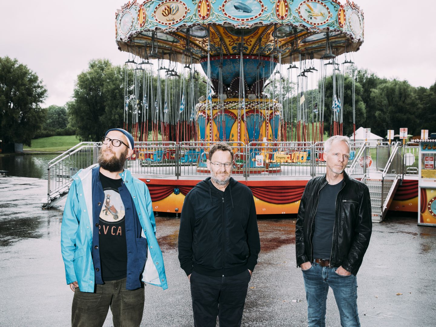 Das Foto zeigt die Band Bananafishbones vor einem Karussel stehend.