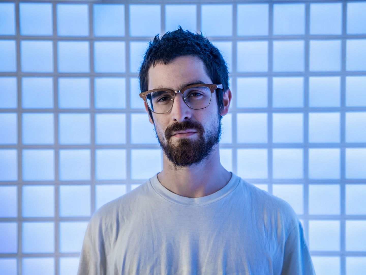 Joel Jaffe mit Brille im weißen T-Shirt.